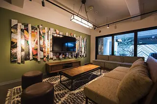 LOUNGE